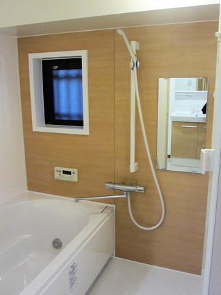 快適な浴槽サイズの大きなシステムバスへ変更しました。