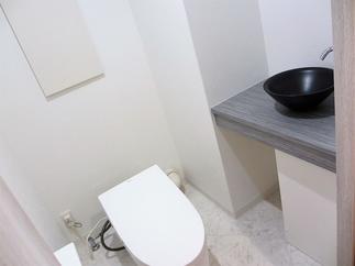 明るく清潔なトイレ