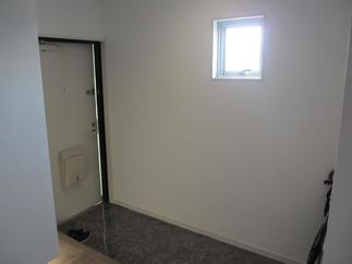 広々と開放的な玄関へ