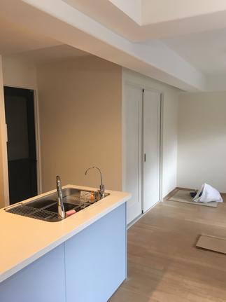 キッチンに合わせて北欧調のテイストに、床と壁をリフォーム