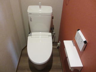 お手入れ簡単温水便座はリモコンを手元で操作可能に！