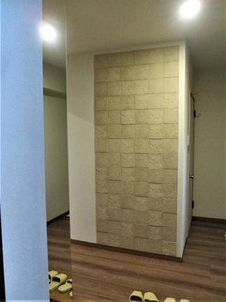 お客様をお迎えする玄関に、エコカラットでアクセントを！