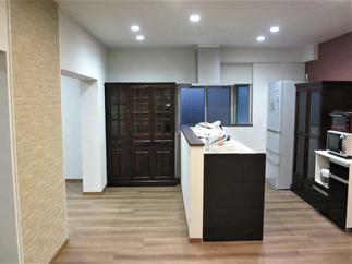 これまで壁付キッチンとテーブルを置いていた場所を造作壁対面キッチンに！