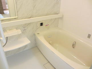 白く快適な浴室