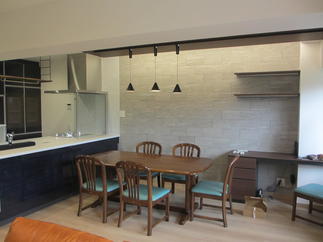 エコカラットと間接照明とパソコンデスク