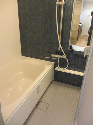 間取り変更により広めの浴槽でモダンな感じに！