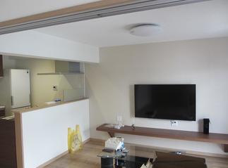 和室ふた間から洋間へ変更し、３枚扉でふた間にも仕切り可能。テレビは壁掛け式にして、より広く使うことができるようになりました。