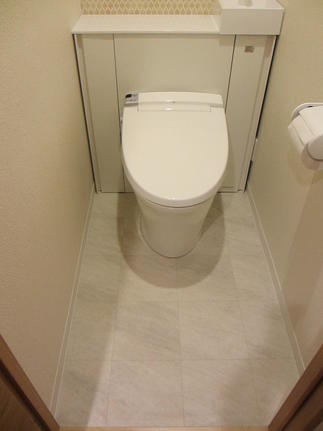 壁収納タンク式ですっきりしたトイレに！