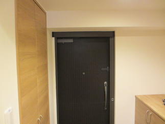 玄関横のシューズボックスに加え、向かい側に収納を追加！