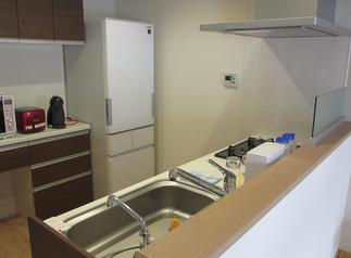 対面式に変更し、換気扇も飛び出しが薄くなって広々したキッチンへ