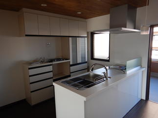 オ－プンキッチンで後ろには大収納庫を設けました