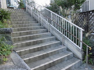 段数が多めでお年寄りには少々キツイ階段に手すりを...