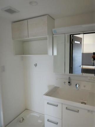 白系で統一した清潔感のある洗面化粧室