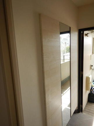 玄関わきの収納十分な棚