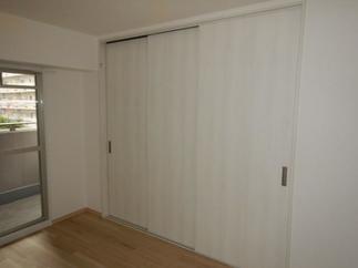 寝室に大きな収納を