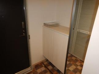 アクセントタイルと姿見のある玄関