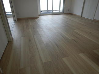壁にマッチしたフローリング