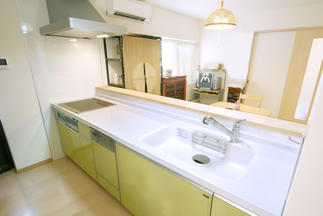 明るく広々としたキッチンへ