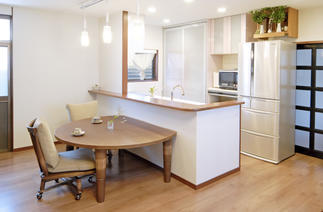 浴室・洗面脱衣所のスペースをあえて狭くし、リビングダイニングを広く