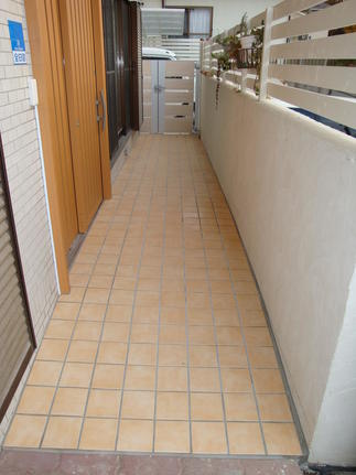 玄関までのアプローチをナチュラルテイストに