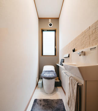 空間を広く見せる、タンクレストイレ