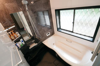 光が差し込むバスルーム
