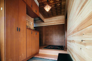 玄関内装も統一感のある杉板張り
