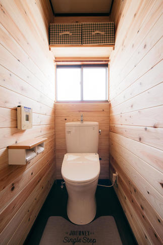 その他１階２階のトイレや脱衣所もログハウス風にリフォーム