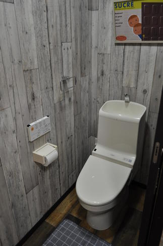 シャワーユニットの隣に新設したトイレ空間