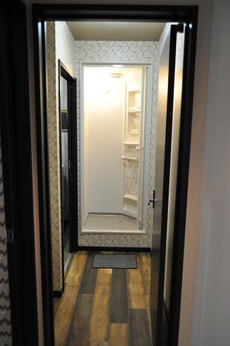 クローゼットが洗面脱衣室とシャワールームに生まれ変わりました。