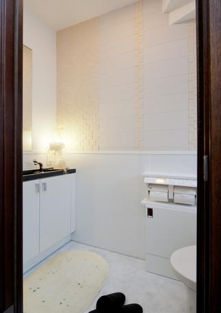 手洗いに間接照明を置くことで、より明るく、また落ち着く空間となりました。