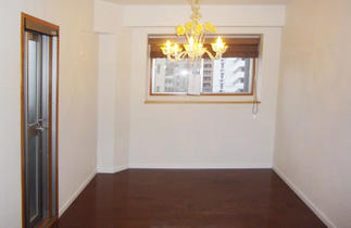 照明を替えるだけで、明るくゴージャスなお部屋に変身しました。