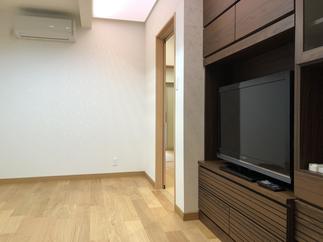 家の真ん中にある暗い居間に、屋根から光を入れて明るい空間に変わった。