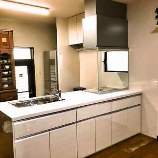 ダイニング側に大容量の収納を設けました