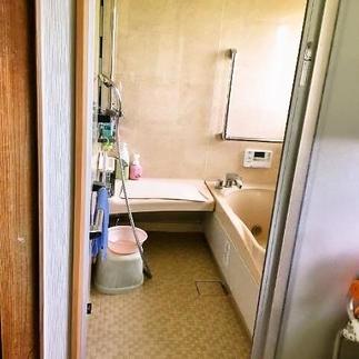 ご高齢のお父様が入浴しやすいようにL型握りバーを設置しました。