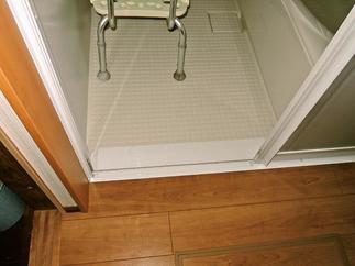 気にされていた床は「ハーモニアス」を使用しました。水廻りにおすすめの床材で、耐水性があり、キズに強いという特徴があります。