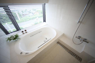 白タイルを配し明るい浴室