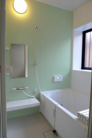 寒くて狭いお風呂が、足をノビノビゆったり空間へ　あったか～い　お掃除もラクラクです。