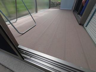 温度上昇を抑え、天然木に近い柔らかい肌触り、メンテナンス性に優れた「人工木の床材」