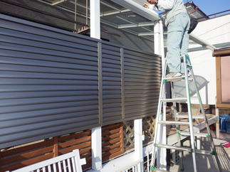 テラスの組立から、新規目隠しフェンスの設置へ