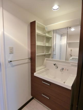 狭かった洗面スペースも、収納力の高い洗面台でスッキリ