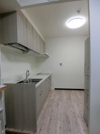 木目調素材の扉がキッチン空間を明るく変えました