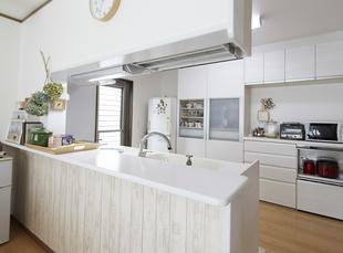 白と木目を基調にデザインリノベーション