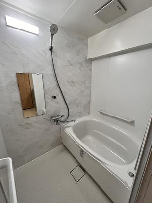 白で統一された清潔感のある浴室（リノビオV）