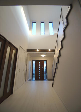 明るく開放感のある玄関と階段ホールへリノベーション！