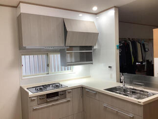 スイッチ操作で棚が自動的に昇降　オートダウンウォール