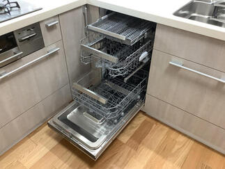 フロントオープンタイプの食器洗い乾燥機