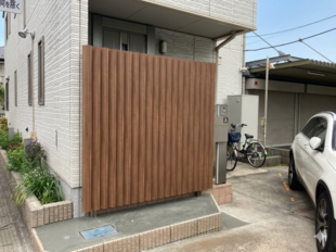 すっきりおしゃれな玄関の目隠し