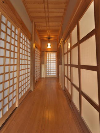 和室への入り口の建具も無垢材を使用した手作りの建具です。