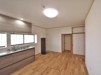 薄暗かった空間を明るいダイニングキッチンへ